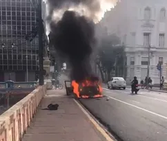 Imagem ilustrativa da imagem Carro pega fogo na Ponte Maurício de Nassau, no Centro do Recife; COM VÍDEO