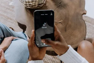 Imagem ilustrativa da imagem TikTok é multado em US$ 600 milhões na Europa por riscos de espionagem na China