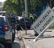 Imagem ilustrativa da imagem Com sinais de embriaguez, motorista derruba placa de sinalização na Av. Rui Barbosa