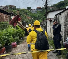 Imagem ilustrativa da imagem Mãe e filha morrem após deslizamento de barreira na Zona Norte do Recife