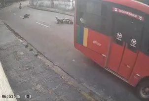 Imagem ilustrativa da imagem Motociclista se desequilibra, cai de moto e morre atropelado por ônibus no Recife