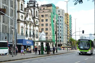 Imagem ilustrativa da imagem Paradas de ônibus desativadas temporariamente na Dantas Barreto para o Carnaval