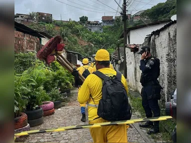 Imagem ilustrativa da imagem Mãe e filha morrem após deslizamento de barreira na Zona Norte do Recife