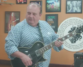 Imagem ilustrativa da imagem Jacquin leva guitarra e amplificador para dentro de cozinha de restaurante