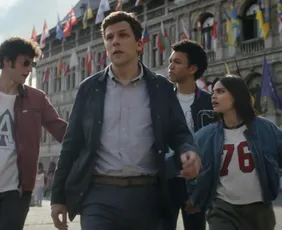 Imagem ilustrativa da imagem Jesse Eisenberg recruta jovens mágicos em trailer de 'Truque de Mestre 3'