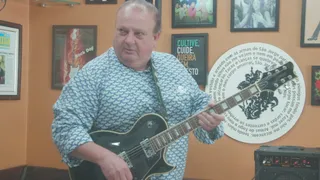 Imagem ilustrativa da imagem Jacquin leva guitarra e amplificador para dentro de cozinha de restaurante