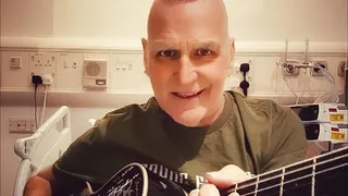 Imagem ilustrativa da imagem Morre Mike Peters, vocalista da banda The Alarm, aos 66 anos