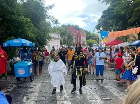 Imagem ilustrativa da imagem Super-heróis e “lutadores” fazem a festa no domingo do Alto da Sé; COM VÍDEOS