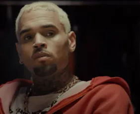 Imagem ilustrativa da imagem Chris Brown é preso em hotel após acusação de agressão com garrafa em balada
