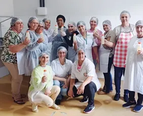 Imagem ilustrativa da imagem Em Linhares, agricultoras investem na produção de mel de cacau 100% natural