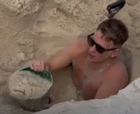 Imagem ilustrativa da imagem Turista britânico cava buraco e fica 3 horas preso nas areias de Copacabana