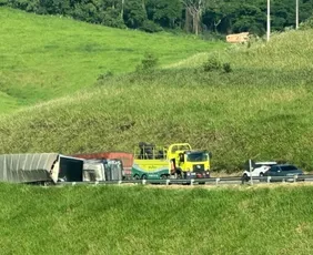 Imagem ilustrativa da imagem VÍDEO | Acidente com carreta afeta trânsito na BR-101 em Anchieta
