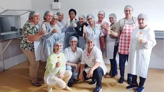 Imagem ilustrativa da imagem Em Linhares, agricultoras investem na produção de mel de cacau 100% natural