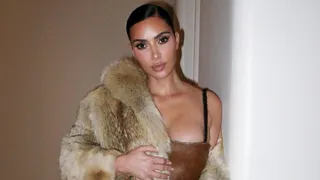 Imagem ilustrativa da imagem Kim Kardashian chora durante depoimento de roubo de joias: 'Achei que fosse morrer'