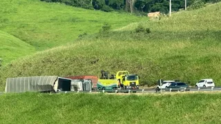 Imagem ilustrativa da imagem VÍDEO | Acidente com carreta afeta trânsito na BR-101 em Anchieta