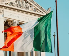 Imagem ilustrativa da imagem Brasileiro morre atropelado por caminhão na Irlanda a caminho do trabalho