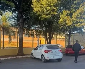 Imagem ilustrativa da imagem Mulher vai dirigindo até unidade do Detran no DF para tirar CNH e é multada