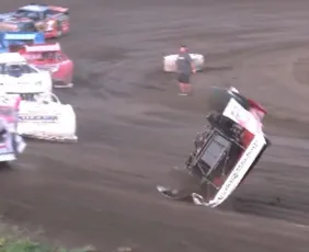 Imagem ilustrativa da imagem Piloto ‘se vinga’ de adversário e capota carro de rival de propósito nos EUA; veja