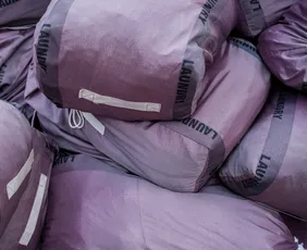 Imagem ilustrativa da imagem Prisioneiro foge da cadeia escondido em bolsa de roupas sujas de outro detento