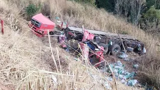 Imagem ilustrativa da imagem Carreta tomba, cai de barranco e deixa dois feridos na BR-262, em Iúna