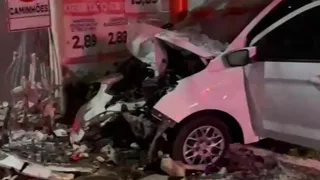 Imagem ilustrativa da imagem Carro invade supermercado, motorista foge e mulher fica presa às ferragens no ES