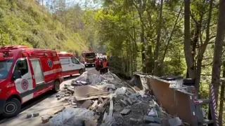 Imagem ilustrativa da imagem Homem morre após carreta tombar e cair em ribanceira na BR-262