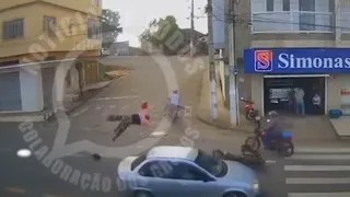 Imagem ilustrativa da imagem Motociclista é arremessada após carro invadir a contramão no Noroeste do ES
