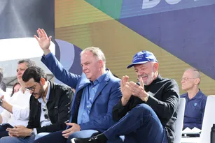 Imagem ilustrativa da imagem Proximidade entre Lula e Casagrande