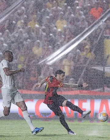 Imagem ilustrativa da imagem Debaixo de chuva, Sport perde nos pênaltis para o Ceará e dá adeus ao Nordestão