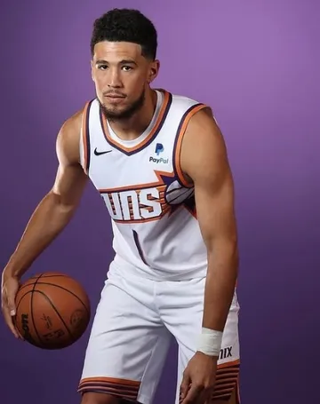 Imagem ilustrativa da imagem Devin Booker renova com os Suns e terá maior salário da história da NBA