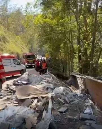 Imagem ilustrativa da imagem Homem morre após carreta tombar e cair em ribanceira na BR-262