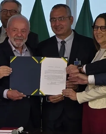 Imagem ilustrativa da imagem Lula e Casagrande assinam termo para novo curso de Medicina na Ufes