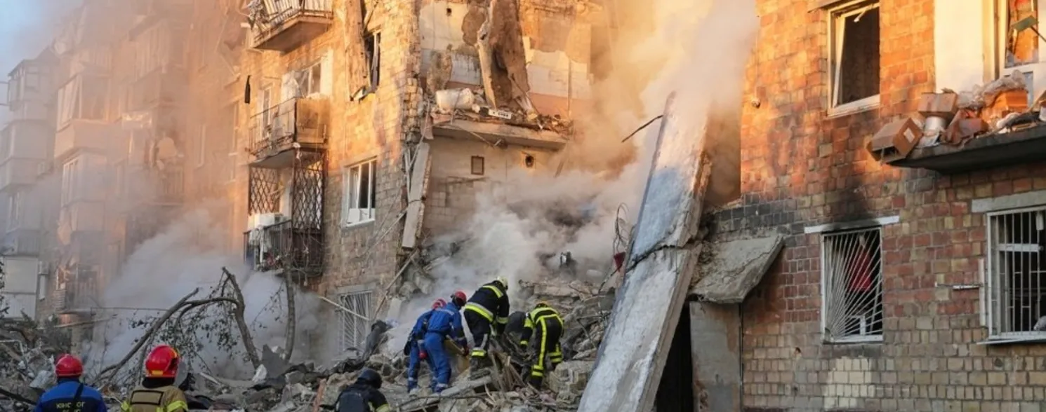 Imagem ilustrativa da imagem Ataque em massa com drones e mísseis russos mata 15 pessoas em Kiev