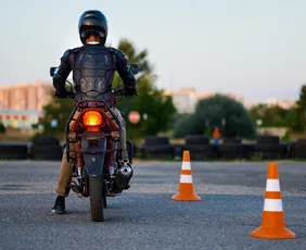 Imagem ilustrativa da imagem 15 vagas para curso de pilotar motos com mais segurança
