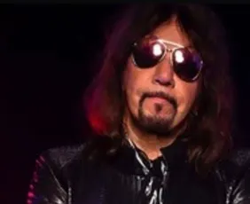 Imagem ilustrativa da imagem Ace Frehley, guitarrista fundador do Kiss, morre aos 74 anos
