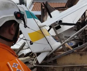 Imagem ilustrativa da imagem Avião de pequeno porte cai sobre casa em Goiânia