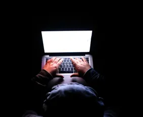 Imagem ilustrativa da imagem Brasileiros ganham R$ 2.100 para buscar pedofilia e automutilação no Roblox