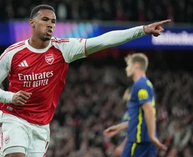 Imagem ilustrativa da imagem Brasileiros marcam na vitória do Arsenal sobre o Atlético de Madrid