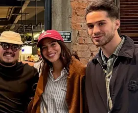 Imagem ilustrativa da imagem Bruna Marquezine e João Guilherme surgem juntos em foto com chef de restaurante