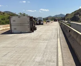 Imagem ilustrativa da imagem Caminhão tomba no Contorno do Mestre Álvaro e interdita pista parcialmente