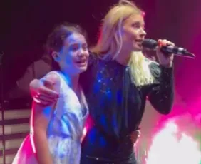 Imagem ilustrativa da imagem Carolina Dieckmann e neta de Preta Gil cantam 'Sinais de Fogo' em festa