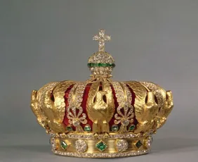 Imagem ilustrativa da imagem Coroa da imperatriz Eugênia é encontrada danificada perto do Museu do Louvre