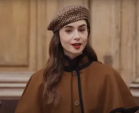 Imagem ilustrativa da imagem Diretor assistente de 'Emily em Paris' morre aos 47 anos durante gravações da série