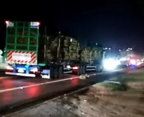 Imagem ilustrativa da imagem Dois homens morrem após motocicleta colidir com caminhão na BR-101 em Aracruz