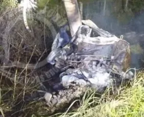 Imagem ilustrativa da imagem Dois jovens morrem após carro colidir em poste e pegar fogo em Guarapari