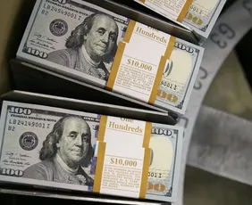 Imagem ilustrativa da imagem Dólar cai a R$ 5,35, menor patamar em 15 meses; Ibovespa fecha em queda