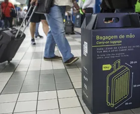 Imagem ilustrativa da imagem Empresas anunciam taxa por mala de mão em aviões