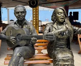 Imagem ilustrativa da imagem Estátua de Preta Gil é inaugurada em Copacabana ao lado da de Gilberto Gil