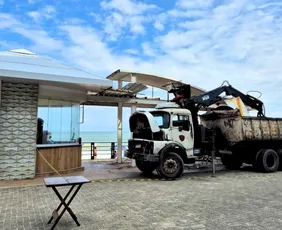 Imagem ilustrativa da imagem Estruturas de quiosques são retiradas na Praia do Morro