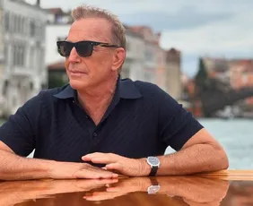 Imagem ilustrativa da imagem Ex-mulher de Kevin Costner se casa com melhor amigo e vizinho do ator
